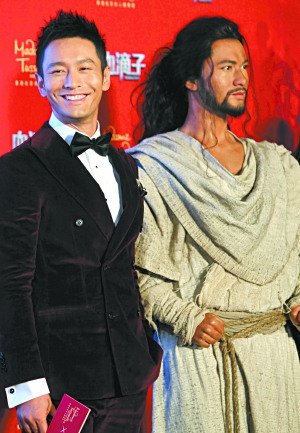 黄晓明与自己蜡像合影曝光 兴奋感叹：太像了