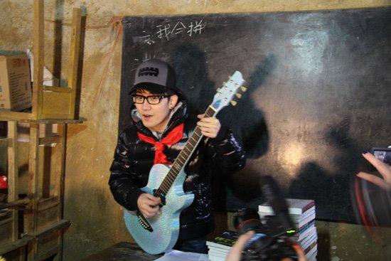 金志文加盟小桔灯公益行 创作正能量校歌