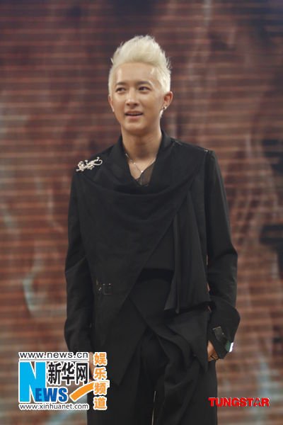 韩庚<em>白发</em>造型现身<em>高校</em>引尖叫