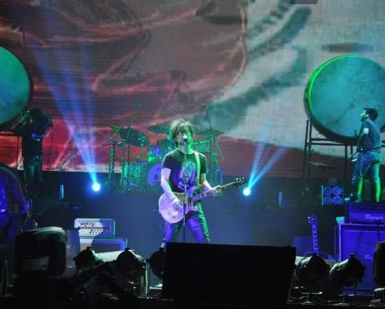 汪峰巡演首站天津大爆满 峰声震及中超足球赛