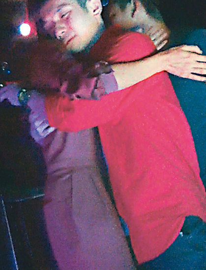 薛凯琪在夜店里狂欢   薛凯琪在夜店里狂欢   腾讯娱乐讯 据香港