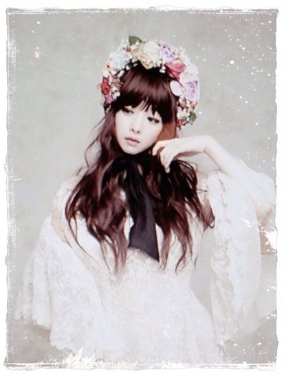 洪秀儿许怡才晒写真照 童话公主般美丽怡人