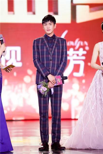 2016国剧盛典李易峰领衔《麻雀》剧组成大赢家