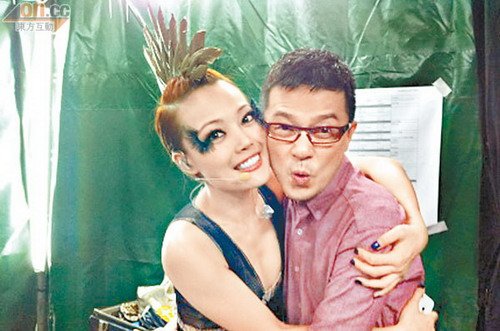 容祖儿个唱狂晒事业线 嘉宾黄耀明享艳福(图)