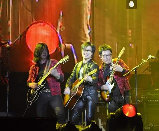 汪峰巡演首站天津大爆满 峰声震及中超足球赛