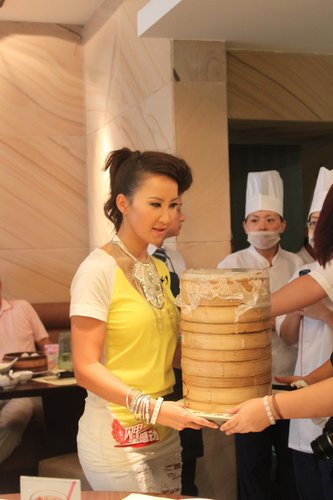 李玟录制《闪电星感动》 沪上高温做慈善