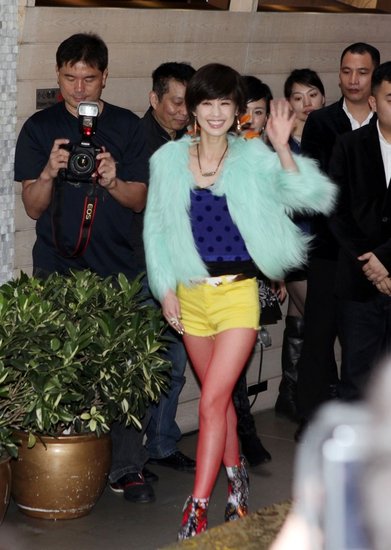 3D冰封侠》穿越护花 黄圣依化身超囧<em>小太妹</em>_