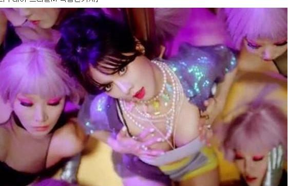 韩女星泫雅挤胸出境 全智允摸胯下被批太A