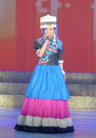 阿鲁阿卓彝族华服 《百年歌声》文联晚会引瞩