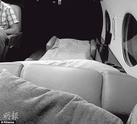 蕾哈娜疑与男友分手 拍飞机空床暗示形单影只