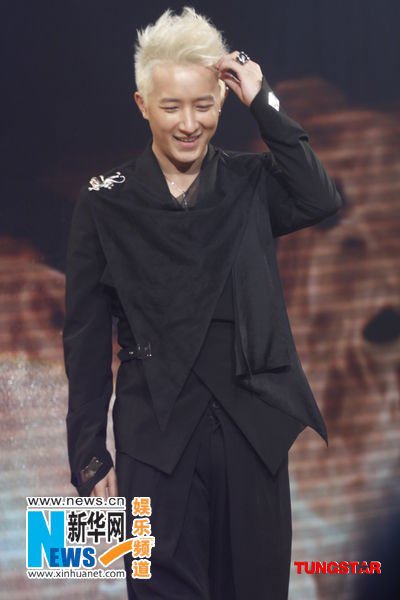 韩庚<em>白发</em>造型现身<em>高校</em>引尖叫 自曝染发8小时(