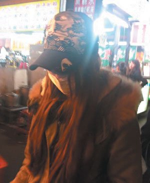 周杰伦台湾开唱 女友昆凌戴口罩观看被抓包