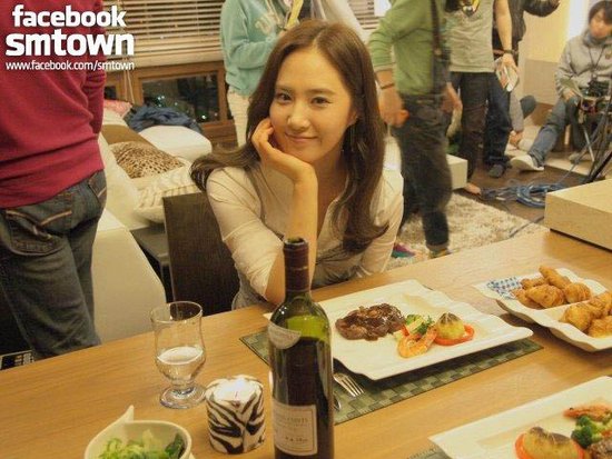 《时尚王》片场照曝光 <em>少女时代Yuri</em>笑容甜美_