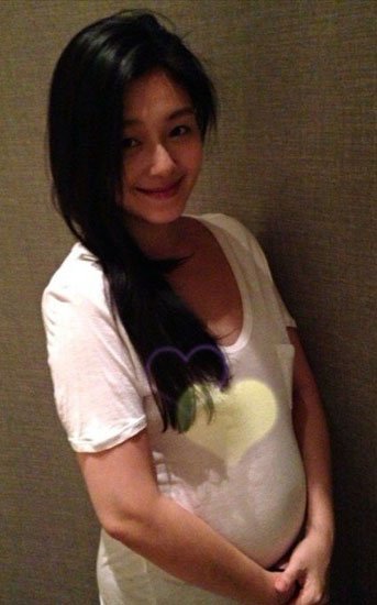 大S微博宣布怀孕晒大肚照:一家有三口了(图)