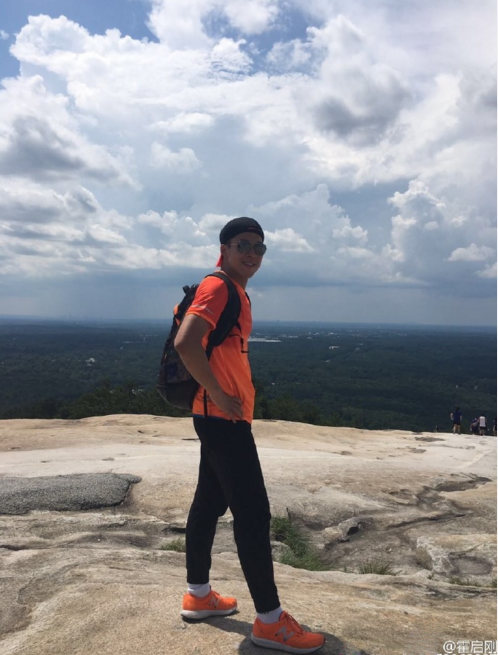 霍启刚时隔近两年再更微博 为了和郭晶晶秀恩爱