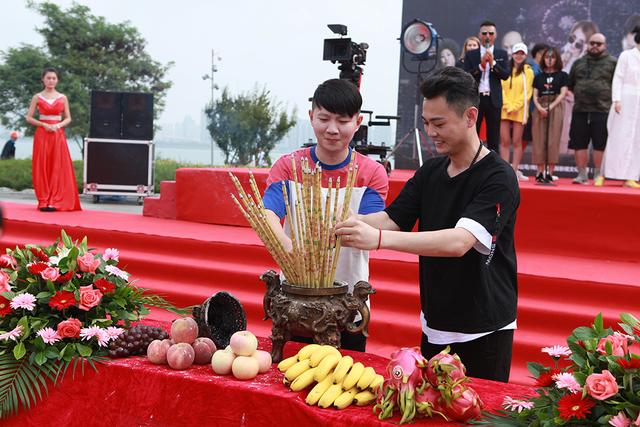 《一个笨蛋两个贼》开机 程野“笑果”十足