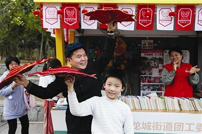 义工笑星张二愣 当选客桥文化宣传大使