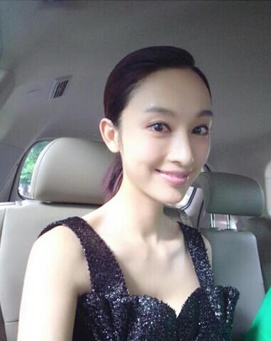 "岩女郎"张俪晒自拍照 网友赞女神味十足