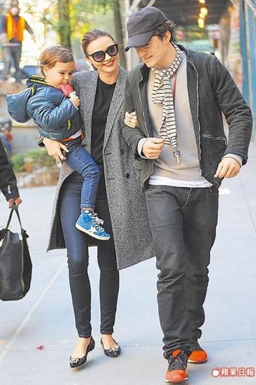 奥兰多与米兰达离婚后亲密不改 为儿上演全家