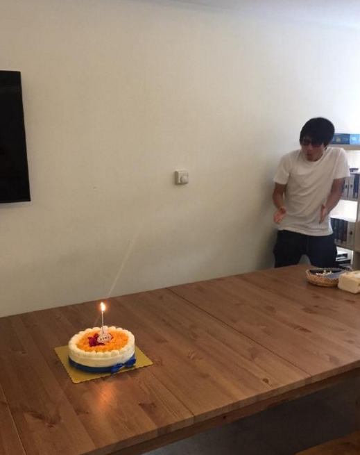 秒变逗逼！韩寒生日表演隔空吹蜡烛