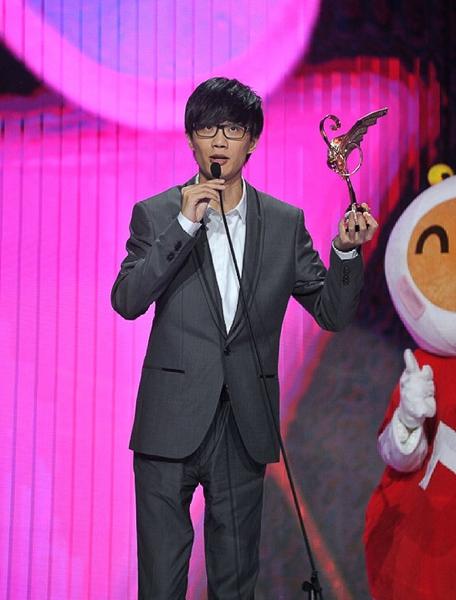 许嵩一月内连夺三奖   调皮回应歌迷“催生”