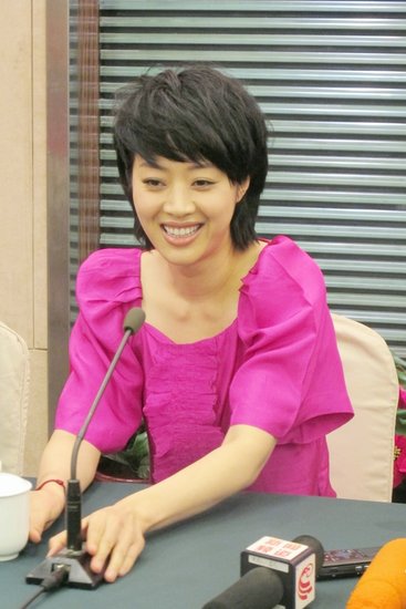 《红妆》南京开播 范志博衣着鲜亮现身发布会