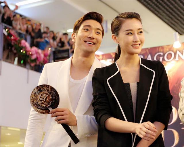 林鹏新加坡宣传天将雄师 与崔始源倍加亲密