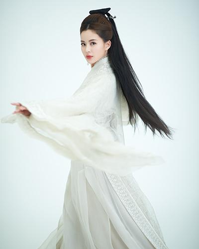 照片中的温心肤白貌美,长发飘飘,眼睛清澈有光,一袭白衣犹如下凡的