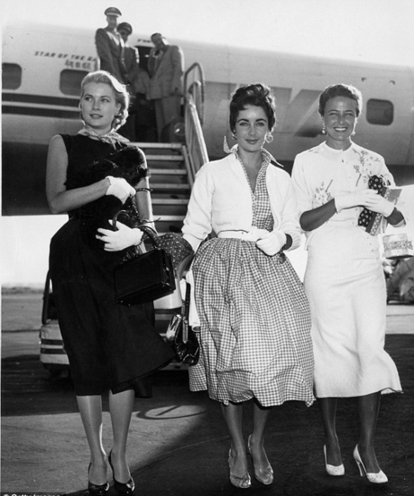 (左到右)1955年,格蕾丝与伊丽莎白·泰勒,劳琳妮·戴三位