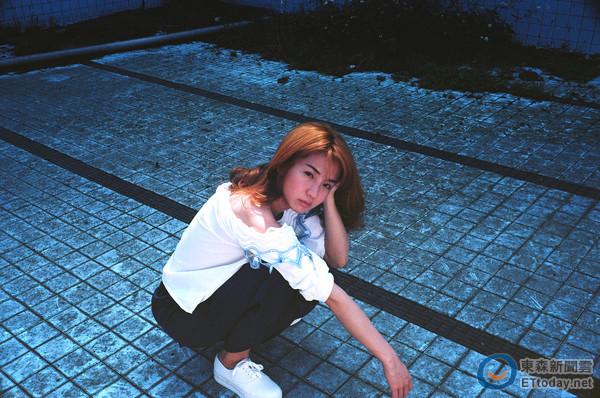 郭书瑶16岁休学养家 打工搬饮料桶造成永久腰伤