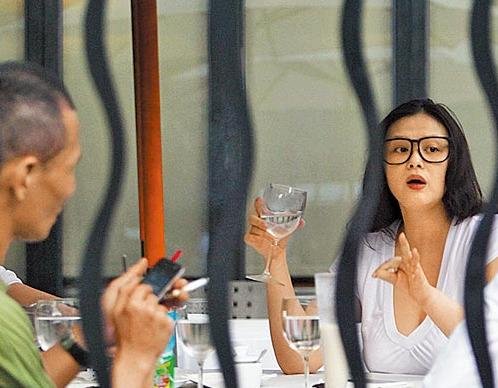 萧淑慎出狱喝下午茶配二手烟 节食44天减10公斤