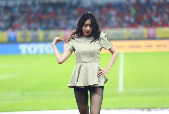 韩星黄以娜热辣献唱 助阵东亚杯火爆全场