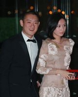 汪雨携女友姗姗来迟