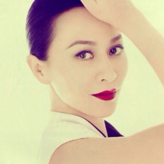  刘嘉玲 发 微博 晒写真照 美艳红唇气质高贵获赞