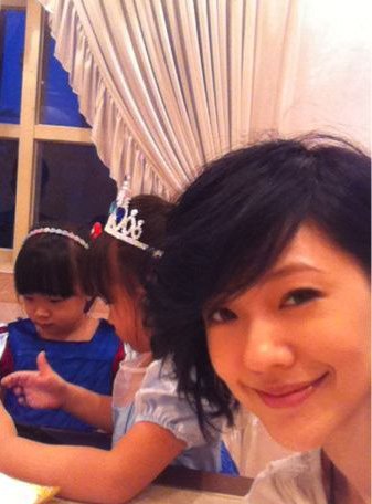 小s自爆三岁女儿爱穿高跟鞋 “攻击力足”【图】