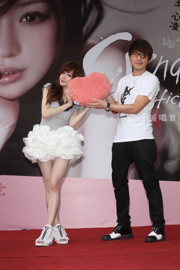 王心凌《(黏黏)2》成绩亮眼 销售蝉联双周冠军