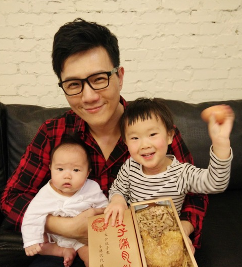 蒋伟文做料理宠妻小 黄金十秒驭儿有成(图)