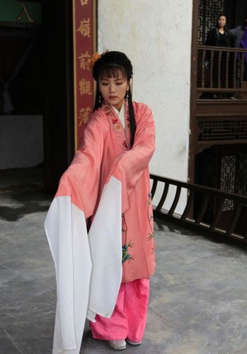 曹曦文戏曲扮相惊艳 名伶邢绣娘湖北开机