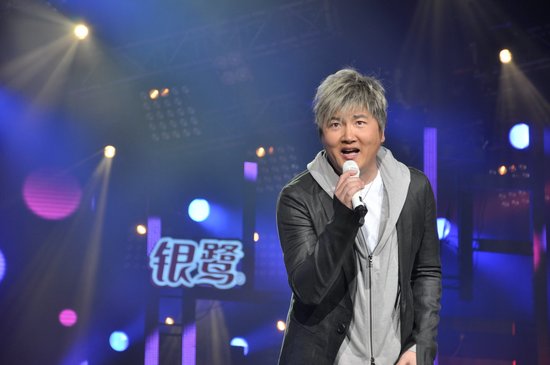 孙楠做客《歌声传奇》 上演分身术真假难辨