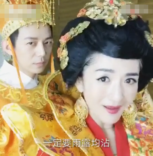 谢娜扮娘娘模仿宋小宝 何炅皇上上身暴躁出镜