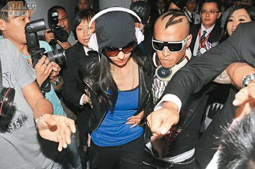 组图:张柏芝返港机场惹混乱 健步如飞零孕味