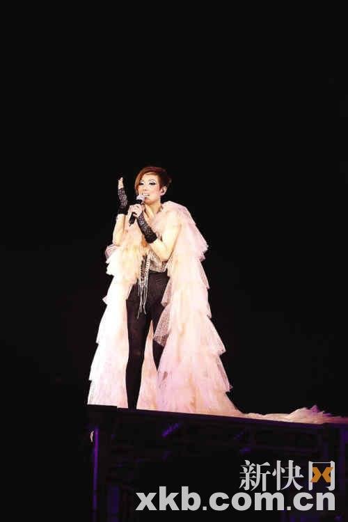 台北小巨蛋开唱 郑秀文披婚纱唱许志安旧歌(图