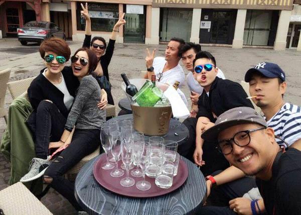 郑秀文晒合照赞金巧巧腿长 遭网友调侃cp感太