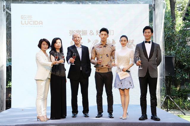 王丽坤淡雅白衫出席酒会 联手窦骁情遇百老汇