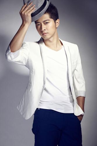 郭家豪成工作狂人 “内地军装小生”停不下来