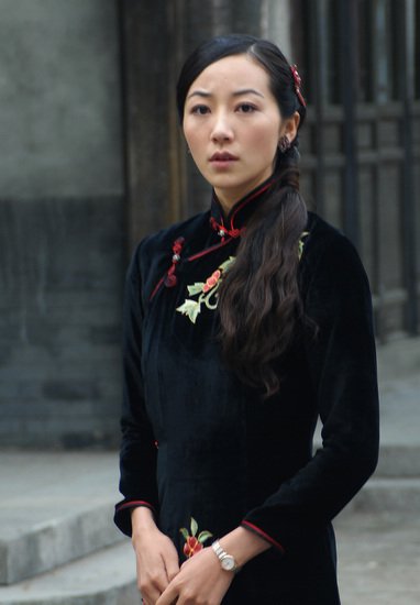 张艺谋电影《金陵十三钗》让人们看到了旗袍的魅力,正在拍摄的美女