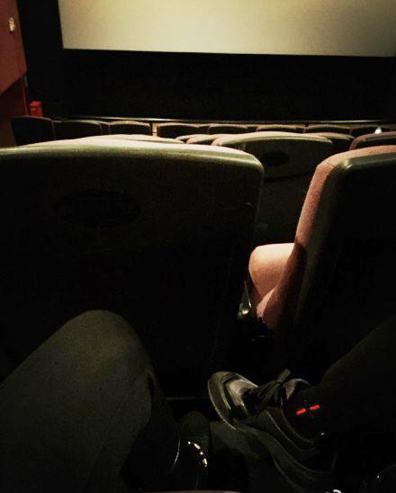 张艺谋妻子陈婷在微博上分享了一张和老公看电影的照片,说道: