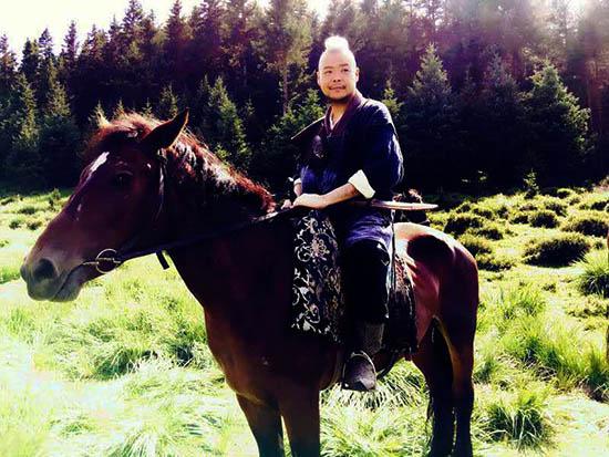 信鹏《射雕英雄传》杀青独特造型怒刷存在感