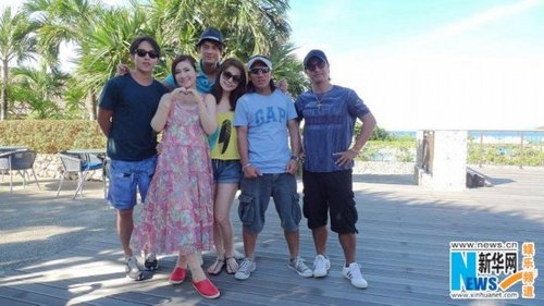 Selina伤后首搭机度假 穿碎花露肩裙清爽可人(