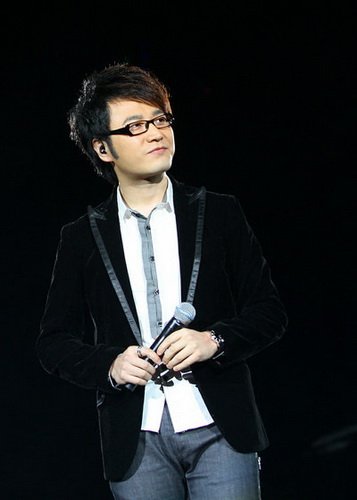 王铮亮献唱邓丽君纪念演唱会 重返蓉城反响热烈